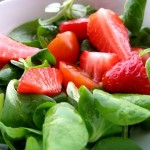 Insalata di fragole, rucola, valeriana e pinoli