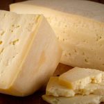 Sì al formaggio stagionato, alza il colesterolo “buono”